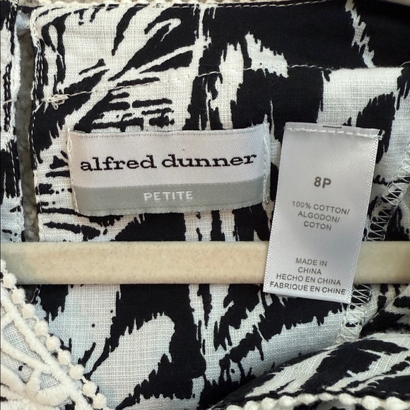 Alfred Dunner Black and White Floral Patterned Blouse-Crochet Accents Size 8P - Picture 2 of 5